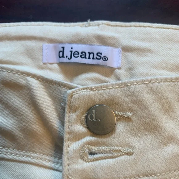 D. Jeans Women's Cream High Waist Shorts NWT butt lifter size 10 - Picture 3 of 4
